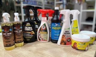 Sluníčko 🌞 nám svítí a hřeje. To je sice fajn, ale s tím přichází i otravný hmyz 🪰🪰 pomozte svým koňským milačkům 🐎🐎...